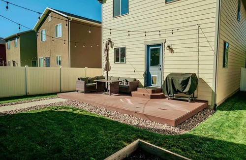Farmington House | 5 Min to Lagoon & Family Fun! Walkable Neighborhood w/Trails, Fenced Yard, BBQ,