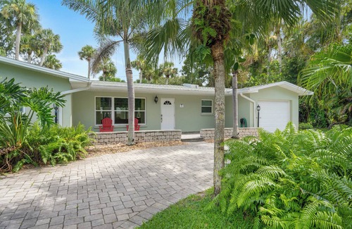 Central Beach House | 5 Min Walk - Golf Cart Included - Central Beach - House w Large Backyard & Pool