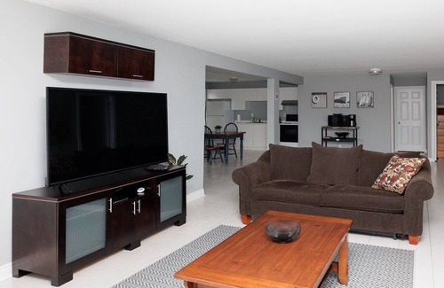 Wasaga Beach House | 5 MIN WALK TO BEACH, SPACIOUS, CLEAN SLEEPS UP TO 4-6