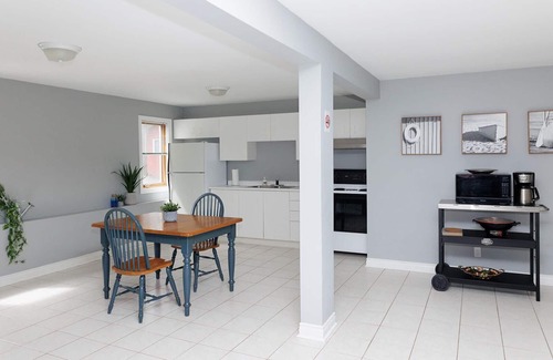 Wasaga Beach House | 5 MIN WALK TO BEACH, SPACIOUS, CLEAN SLEEPS UP TO 4-6