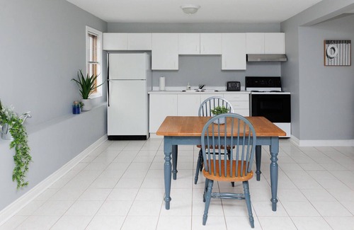 Wasaga Beach House | 5 MIN WALK TO BEACH, SPACIOUS, CLEAN SLEEPS UP TO 4-6