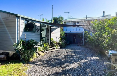 Tirohanga Apartment | 5 min walk to beach. nBed & Breakfast in Self Contained Studio with Outdoor Bath