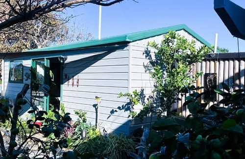 Tirohanga Apartment | 5 min walk to beach. nBed & Breakfast in Self Contained Studio with Outdoor Bath