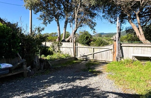Tirohanga Apartment | 5 min walk to beach. nBed & Breakfast in Self Contained Studio with Outdoor Bath
