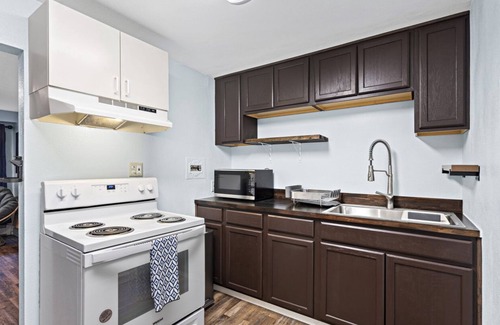 Spenard Apartment | 5 Min walk to restaurants/cafes, 8 min drive to airport, 10 min walk to trails.