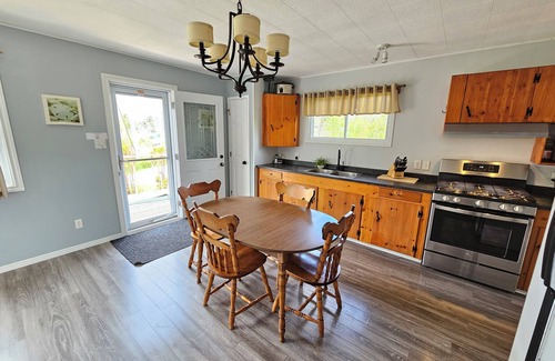 York Ski Chalet | 5 Min Walk To Sandy Beach! Fully equipped 3BR Beach Cottage - Pet Friendly!