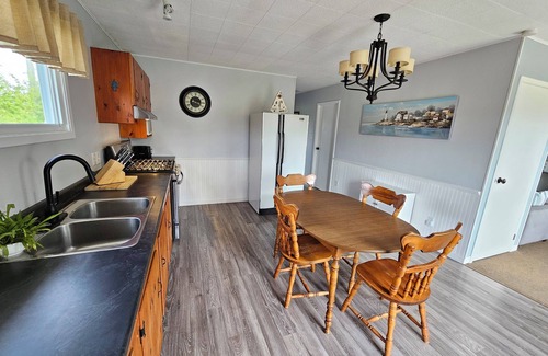 York Ski Chalet | 5 Min Walk To Sandy Beach! Fully equipped 3BR Beach Cottage - Pet Friendly!