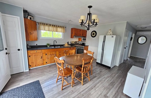 York Ski Chalet | 5 Min Walk To Sandy Beach! Fully equipped 3BR Beach Cottage - Pet Friendly!
