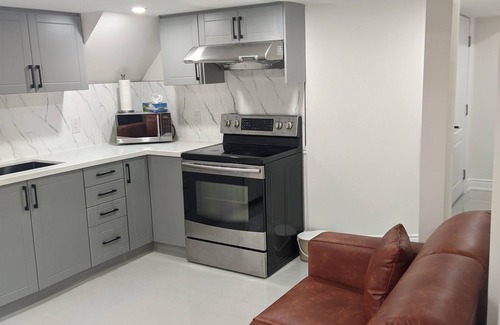 Oakville House | 5 min walk to Sheridan cozy basementnBrand new basementnSeparate entrance