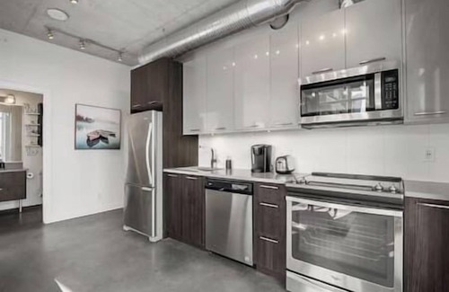 East Village Apartment | 5 min walk to Stampede | 2BR |AC |Near Frt Calgary