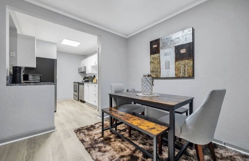 Smyrna Apartment | 5 Min Walk Truist Park | 2 King Beds + Free PKNG