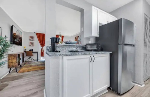 Smyrna Apartment | 5 Min Walk Truist Park | 2 King Beds + Free PKNG