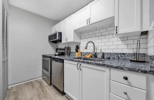 Smyrna Apartment | 5 Min Walk Truist Park | 2 King Beds + Free PKNG