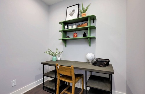 Melrose House | 5 Mins From Broadway! ★ Luxe Renovated Townhome ★ Free Parking ★
