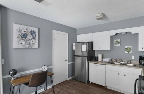 Norwood House | 5 Mins from Uptown & Near Airport- Norwood Nest