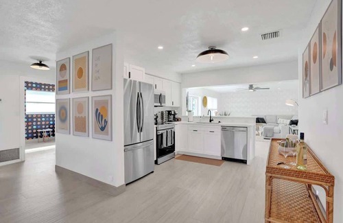 North Andrews Gardens House | 5 mins to beach + Brand New Pool and Tiki Hut.