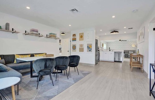 North Andrews Gardens House | 5 mins to beach + Brand New Pool and Tiki Hut.