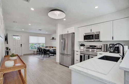 North Andrews Gardens House | 5 mins to beach + Brand New Pool and Tiki Hut.