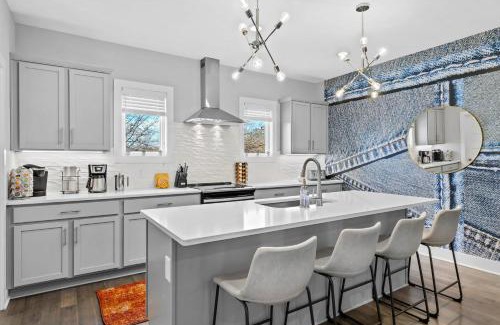 Katie Hill Neighborhood House | 5 mins to DT ~Gameroom ~ Balcony~Sleeps 10~Karaoke