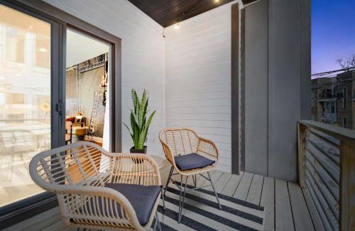 Katie Hill Neighborhood House | 5 mins to DT ~Gameroom ~ Balcony~Sleeps 10~Karaoke