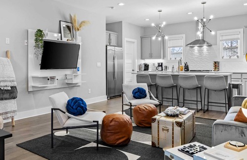 Katie Hill Neighborhood House | 5 mins to DT! Gameroom~ Balcony~ Karaoke~Sleeps 10