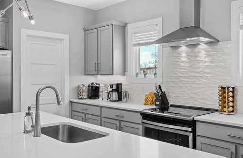Katie Hill Neighborhood House | 5 mins to DT! Gameroom~ Balcony~ Karaoke~Sleeps 10