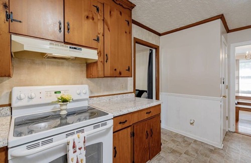 Forest Acres House | 5 mins to Fort Jackson - The Wooded Hilltop Ranch