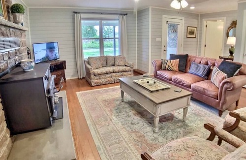 Berryville House | 5 mins to Kings River access, 4 BR, Fire Pit, Full Kitchen