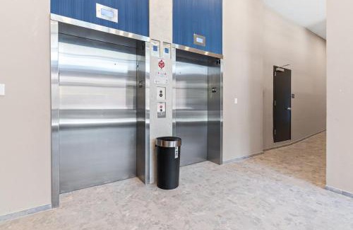 Northern Liberties Apartment | 5 mins to Old Town! Sleeps 4! With Rooftop Views!