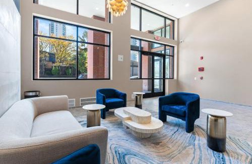 Northern Liberties Apartment | 5 mins to Old Town! Sleeps 4! With Rooftop Views!