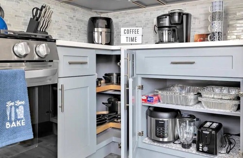 Stratford House | 5 Mins to Short Beach w/Grill, Deck, & Fire Pit