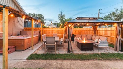 Indianapolis House | 5 mins to Speedway! Walk to Zoo, WR park, IUPUI!