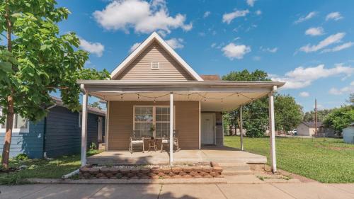 Indianapolis House | 5 mins to Speedway! Walk to Zoo, WR park, IUPUI!