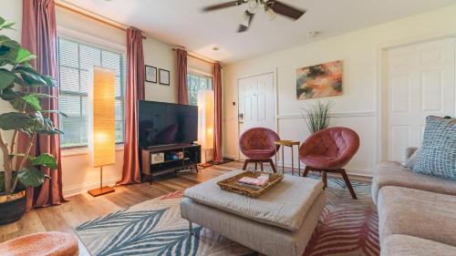 Indianapolis House | 5 mins to Speedway! Walk to Zoo, WR park, IUPUI!