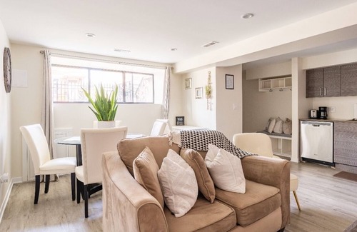 East Garfield Park Apartment | 5 mins to the United Center! Cozy 2 bedroom apartment