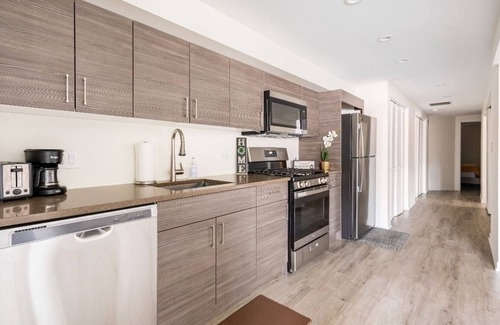 East Garfield Park Apartment | 5 mins to the United Center! Cozy 2 bedroom apartment