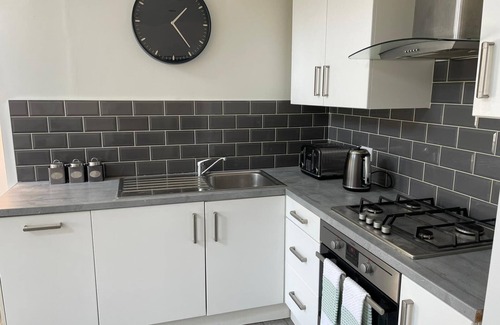 Liverpool Apartment | 5 Mins to Woolton Village | Skylights + Desk | Parking