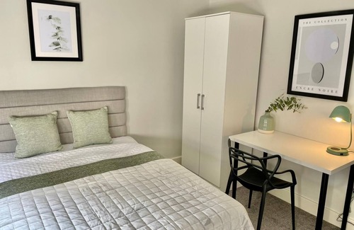 Liverpool Apartment | 5 Mins to Woolton Village | Skylights + Desk | Parking
