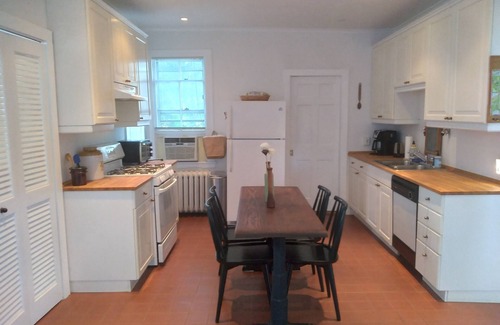 Pipes Cove House | 5 minute walk to beaches and beautiful downtown Greenport