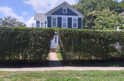Pipes Cove House | 5 minute walk to beaches and beautiful downtown Greenport