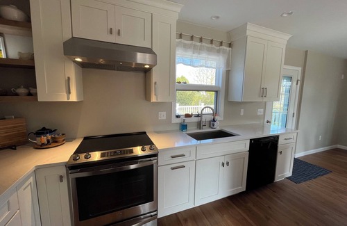 Misquamicut House | 5 minute walk to private ocean beaches! NEWLY RENOVATED!