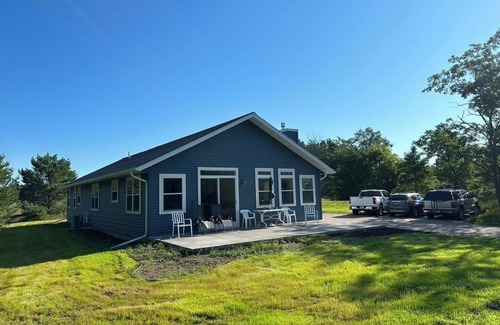 Jacksonport House | 5 minute walk to sand beach & restaurants, sleeps 8, 1.5 acres, in Jacksonport