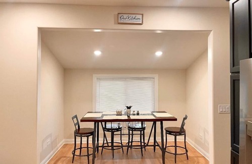 Brookfield House | 5-minute walk to the largest old school arcade in America! Family friendly.