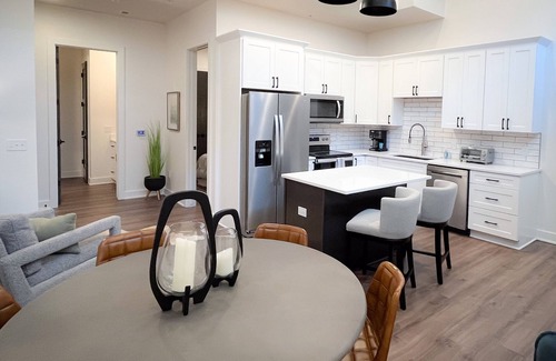 Downtown Lincoln Condo | 5 minute walk to UNL, downtown Haymarket. 10 minutes to Memorial stadium