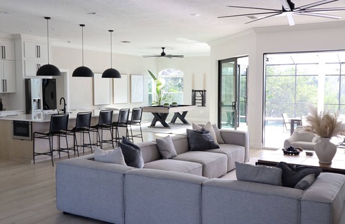 Nokomis House | 5 minutes away from the beach! Luxury Private Villa on the Canal