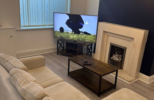Bolton House | 5 minutes drive to bolton stadium! Family sized house with slit of space
