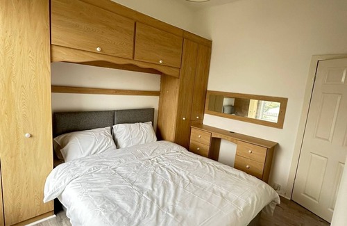 Bolton House | 5 minutes drive to bolton stadium! Family sized house with slit of space