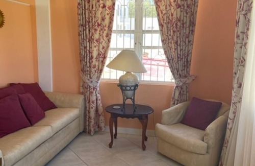Saint Martins Cottage | 5 minutes from airport!