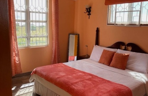Saint Martins Cottage | 5 minutes from airport!