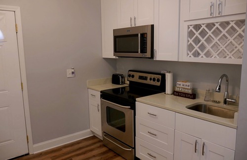 College Park Apartment | 5 minutes from Atlanta International Airport and Georgia International Convention Center